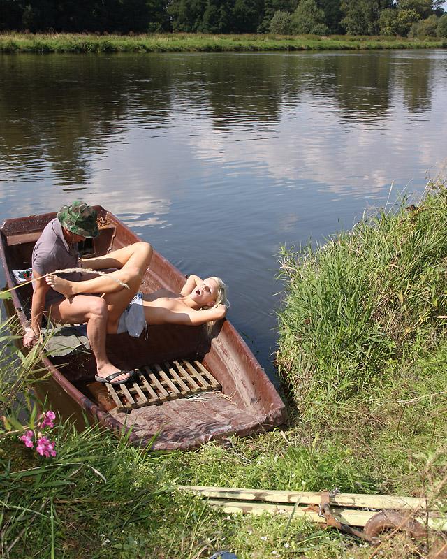 Клевый секс в лодке на воде 14 фотография