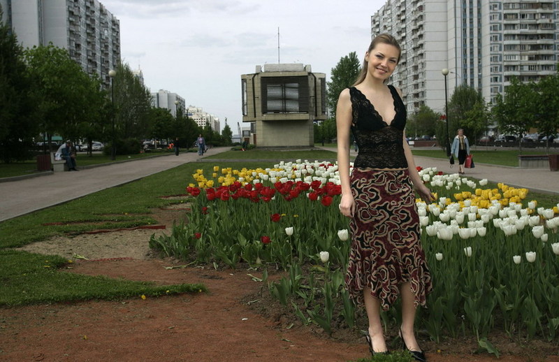 Светлана гуляет в Крылатском без трусов 1 фотография