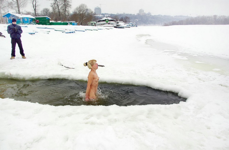 Закаленные нудистки купаются в проруби 12 фотография