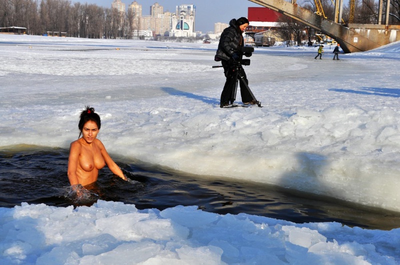 Марина гуляет на морозе только в сапогах 7 фотография