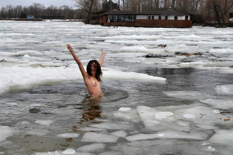 Голые нудистки купаются в проруби 4 фотография