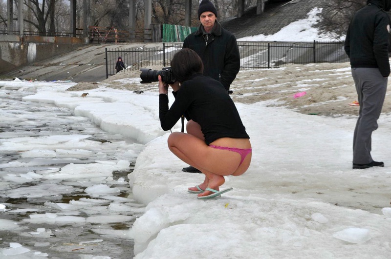 Голые нудистки купаются в проруби 19 фотография