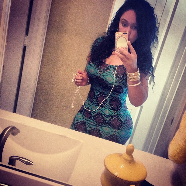 Аппетитные бабенки не стыдятся делать откровенные кадры 15 фотография